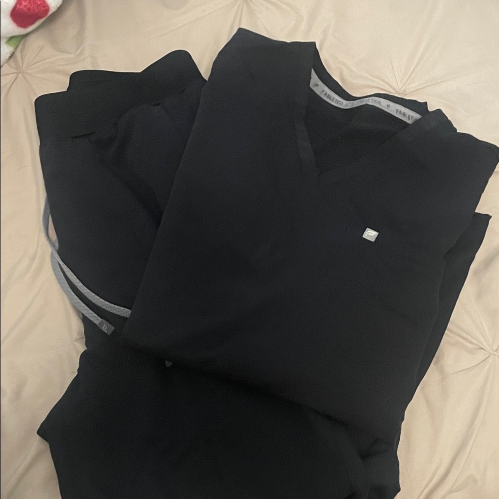 Fabletics Black Women's Straight leg cargo pocket scrub set